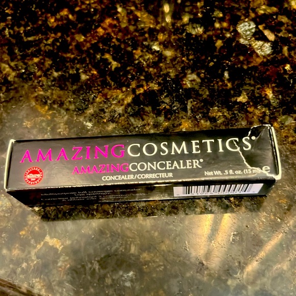 Amazing cosmetics jumbo concealer. In color fair - Picture 1 of 3
